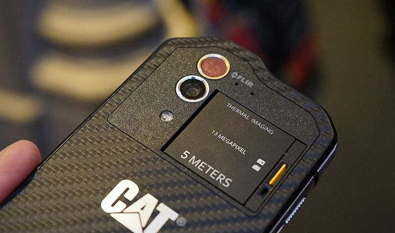 Illustration for article titled CAT S60 Hands-On: The Phone That Lets You See Like Predator Is Awesome